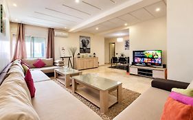2Br Apartment In Downtown, Balcony, Ac & Private Parking